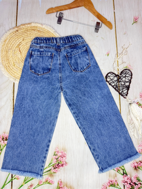 jean mom infantil con estampa labubu