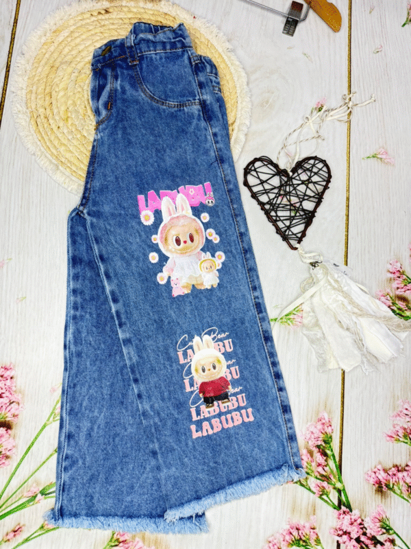 jean mom infantil con estampa labubu